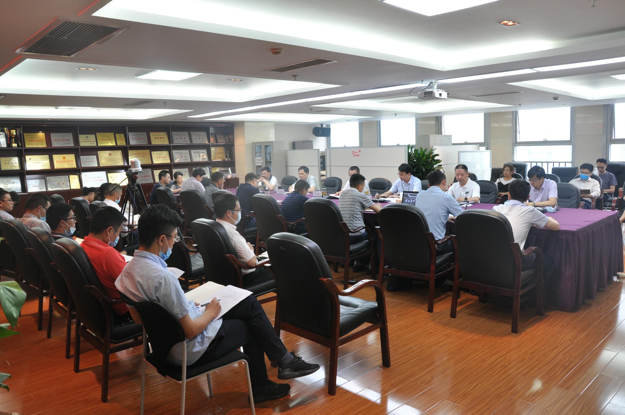 四川冶勘设计集团召开党委理论学习中心组（扩大）会暨警示教育大会_红色堡垒_党建群团_J9集团有限责任公司