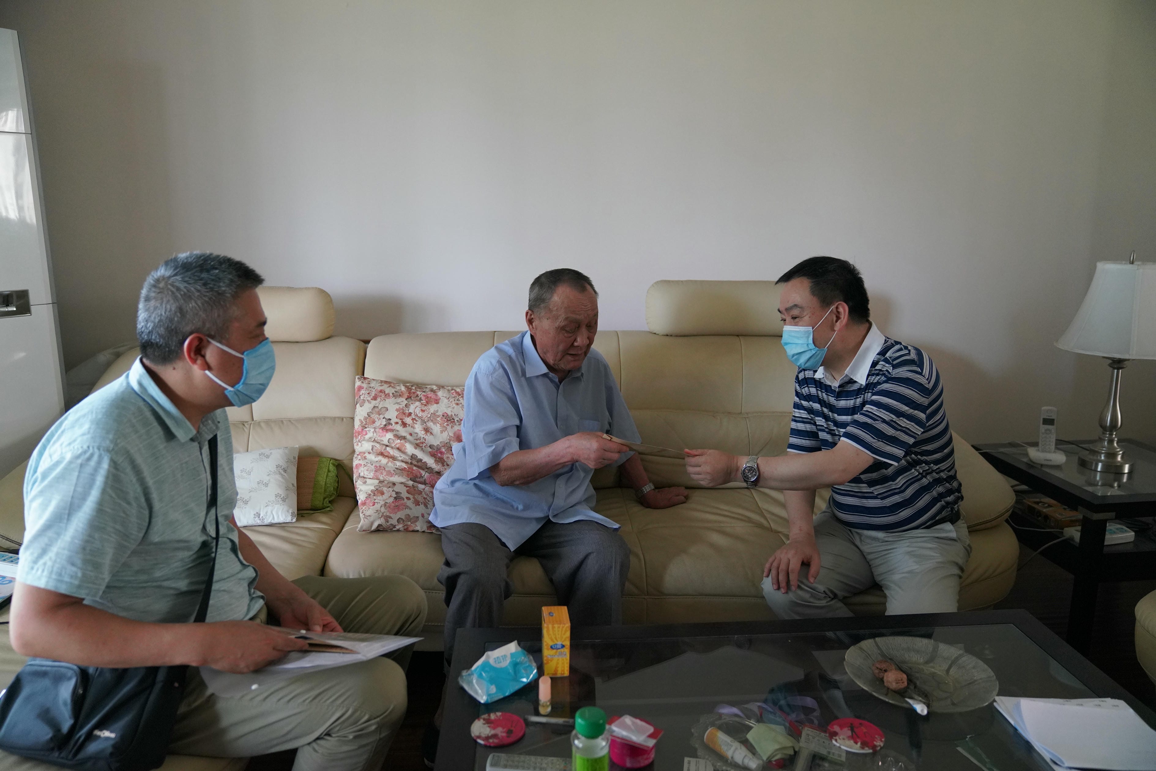 技工学校“七一”前夕走访慰问老党员和难题党员_红色堡垒_党建群团_J9集团有限责任公司
