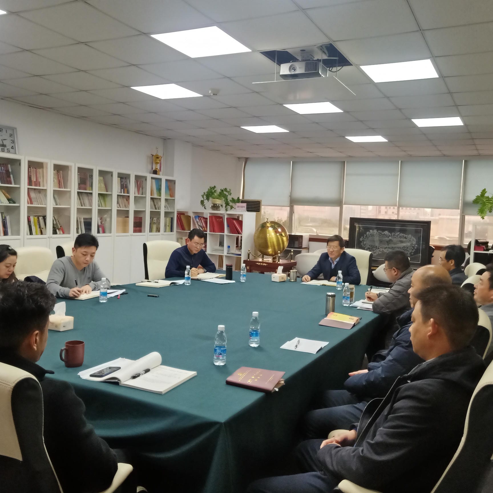 杜春茂在局机关后勤服务中心党支部宣讲党的十九届五中全会精神_J9集团新闻_新闻中心_J9集团有限责任公司