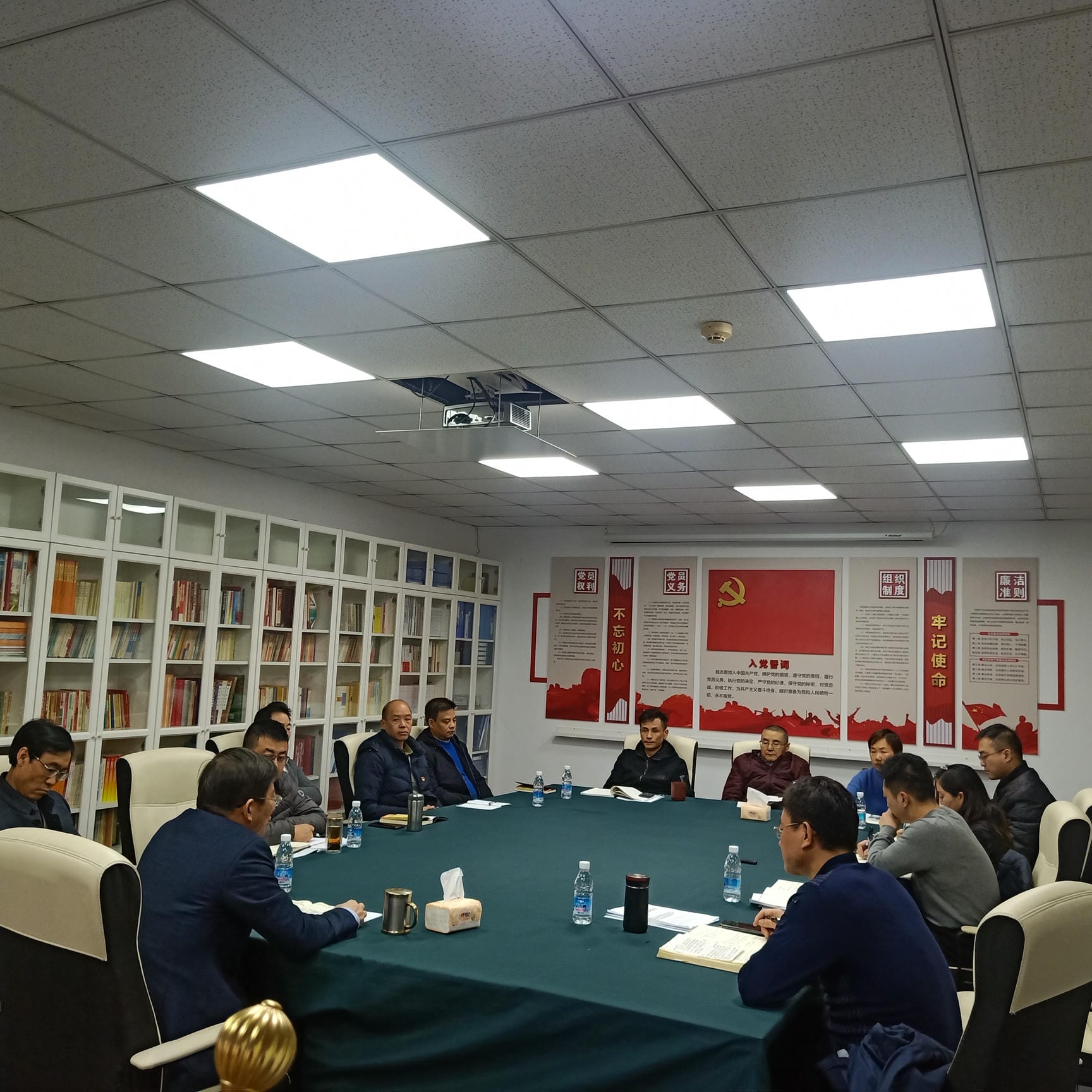 杜春茂在局机关后勤服务中心党支部宣讲党的十九届五中全会精神_J9集团新闻_新闻中心_J9集团有限责任公司