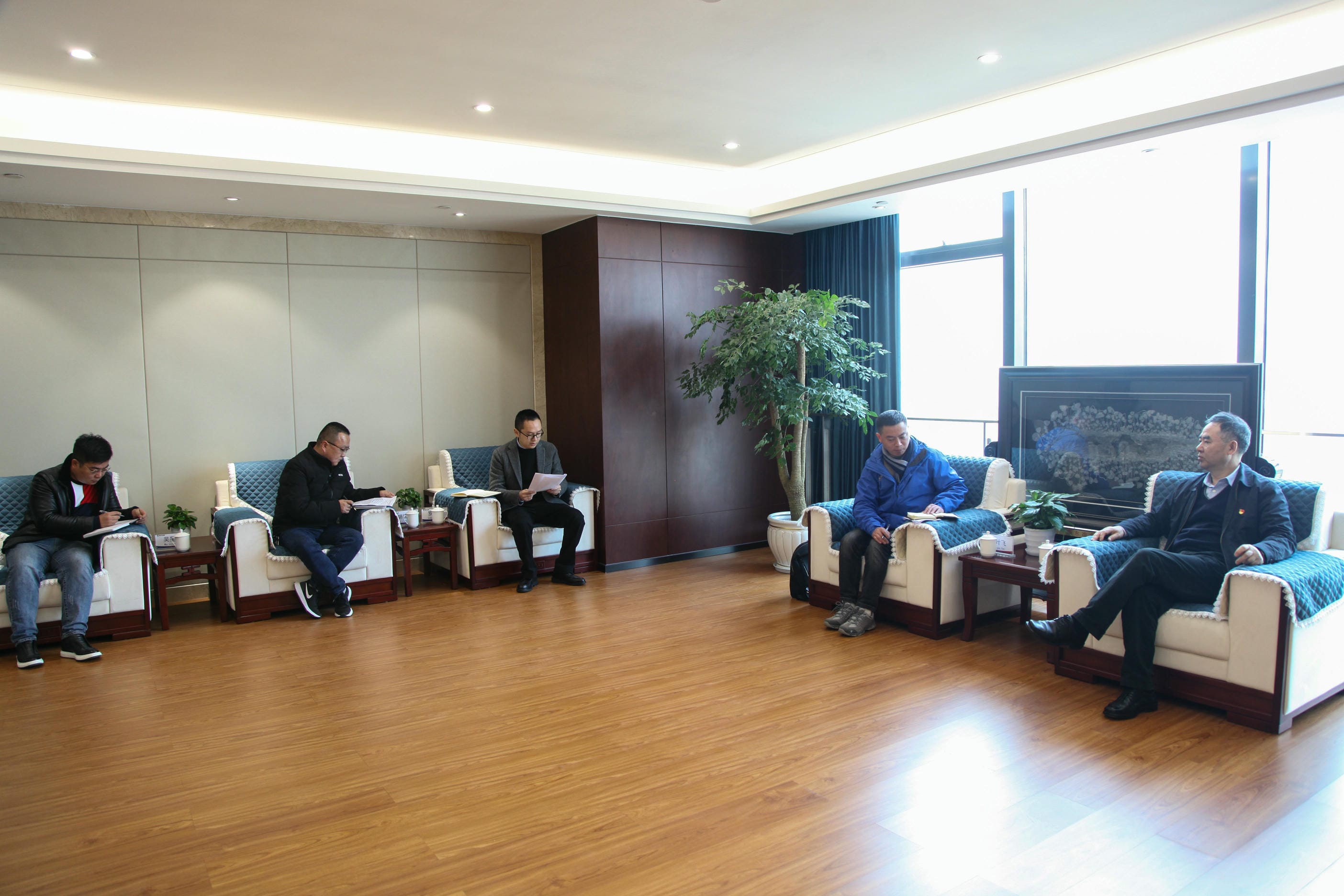 局党委召开脱贫攻坚座谈会_社会责任_企业文化_J9集团有限责任公司