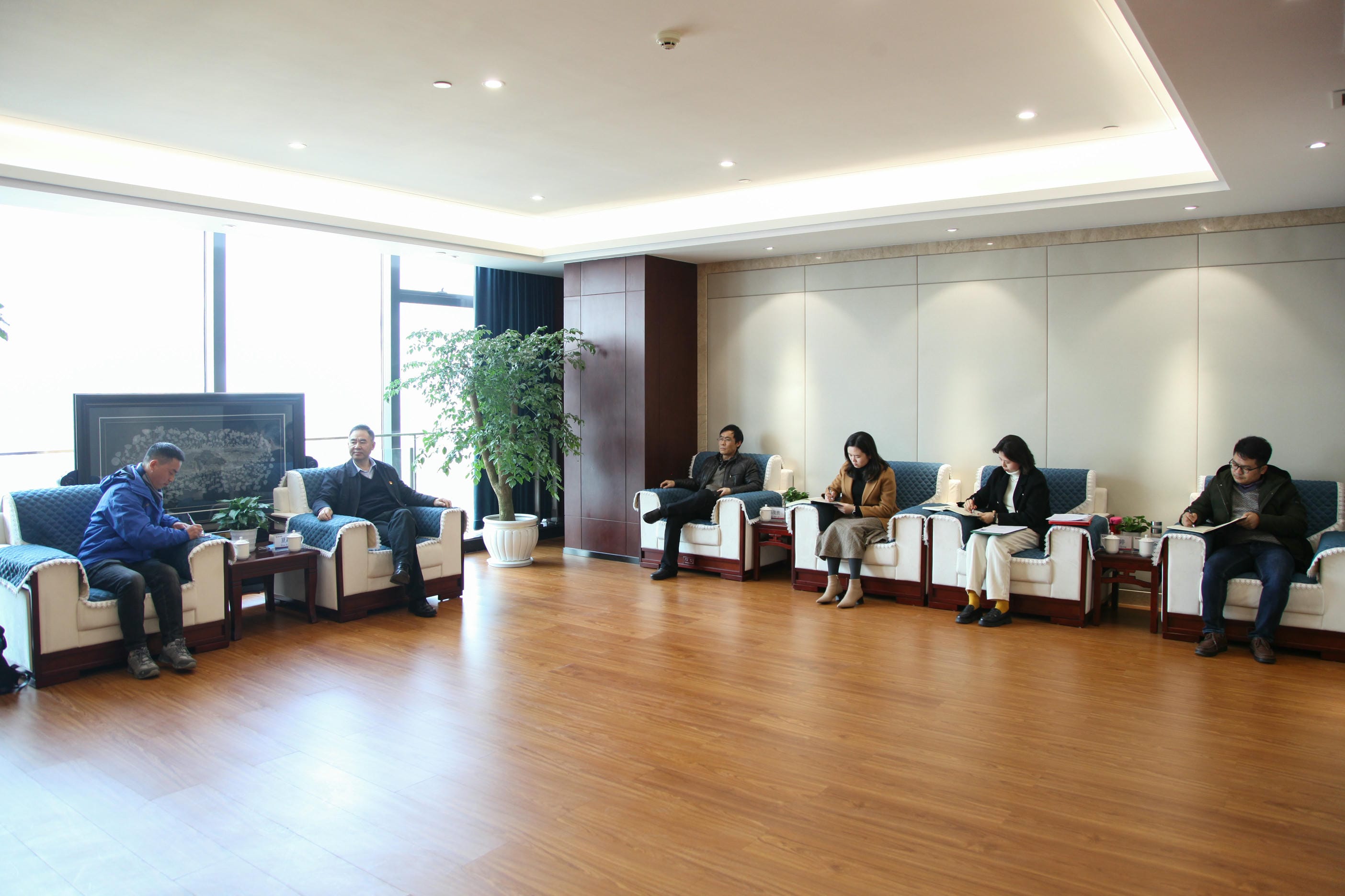 局党委召开脱贫攻坚座谈会_社会责任_企业文化_J9集团有限责任公司