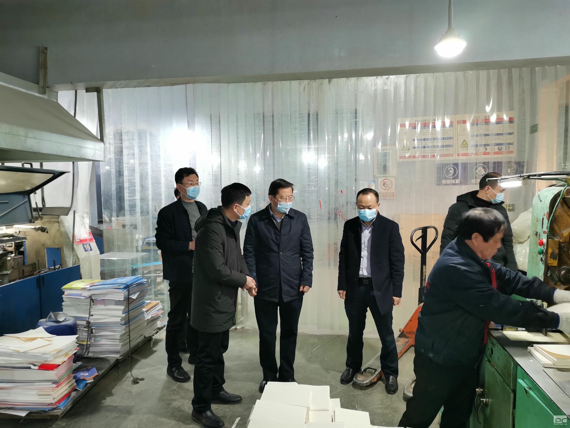 杜春茂到地创光电慰问生产一线员工_J9集团新闻_新闻中心_J9集团有限责任公司