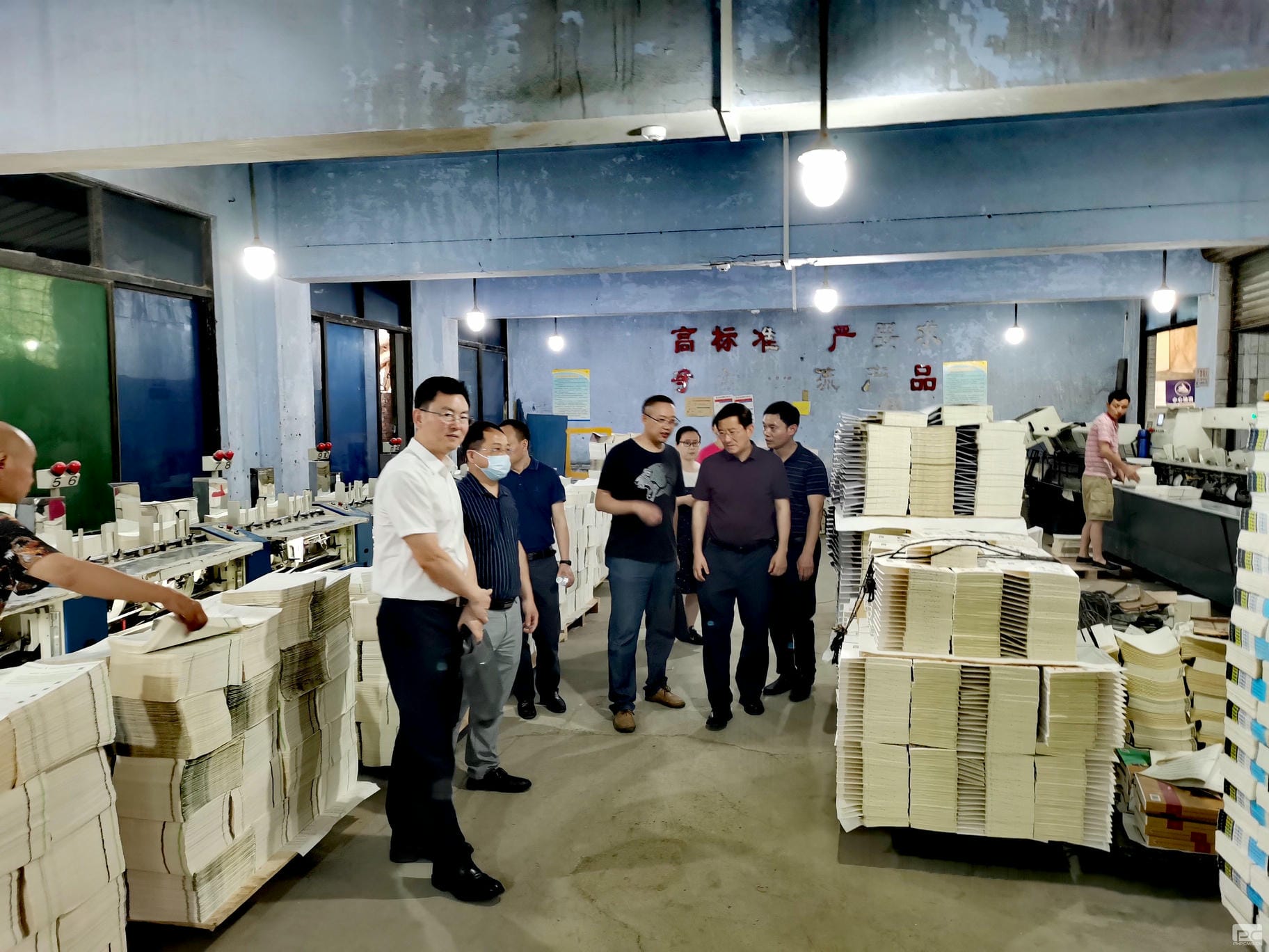 杜春茂深入地创光电生产一线开展清静检查并调研指导_J9集团新闻_新闻中心_J9集团有限责任公司