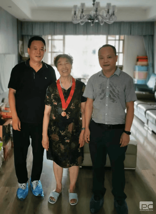 地创光电向导走访慰问“庆幸在党50年”老党员_红色堡垒_党建群团_J9集团有限责任公司