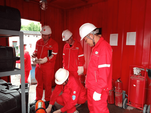 金核地勘公司党总支委员、副总司理张中赴页岩气项目开展夏日送清凉活动和清静生产检查事情_下层动态_新闻中心_J9集团有限责任公司