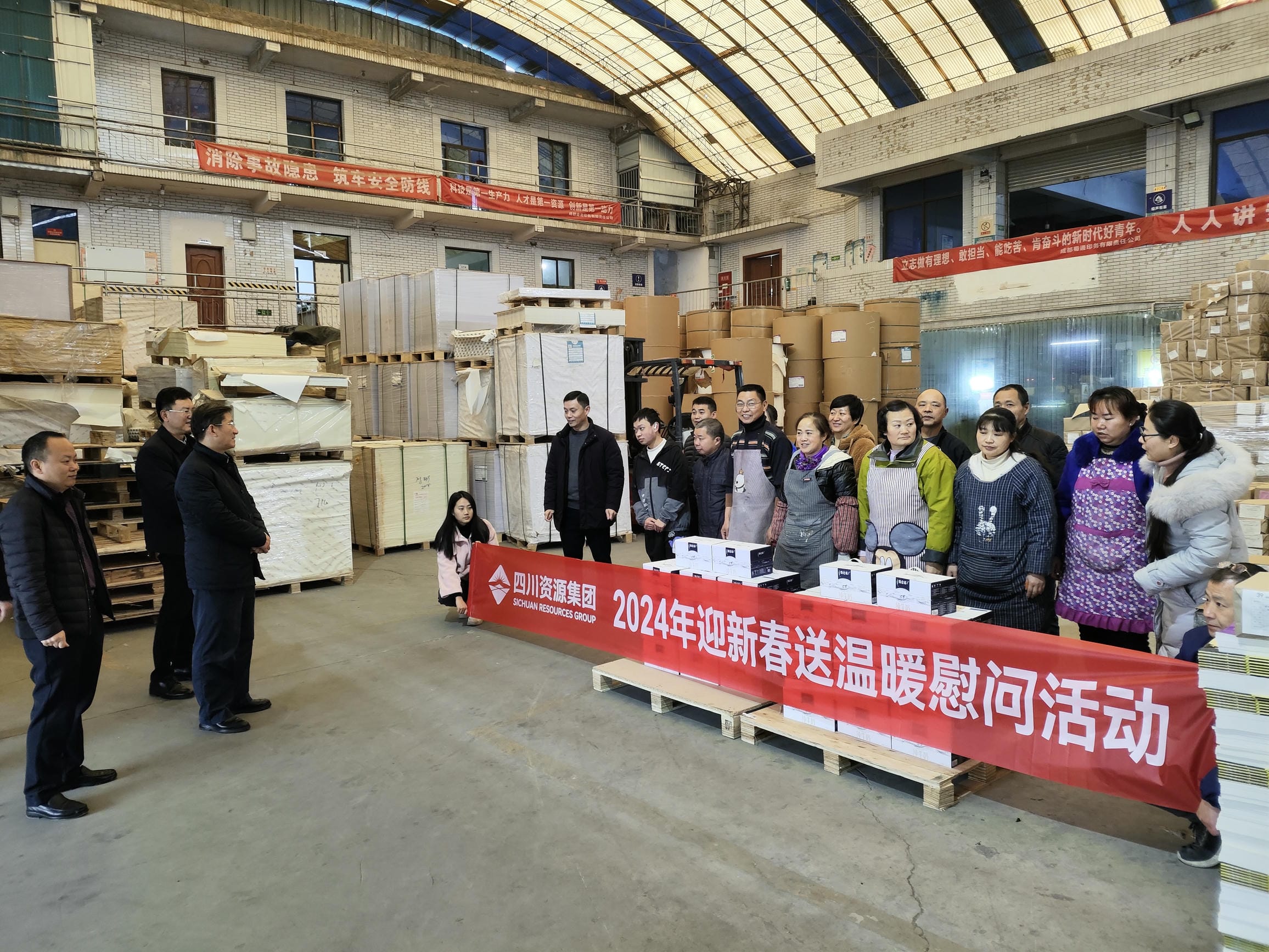 春节送温暖 关爱暖人心——集团向导到地创光电慰问老干部和生产一线职工_J9集团新闻_新闻中心_J9集团有限责任公司