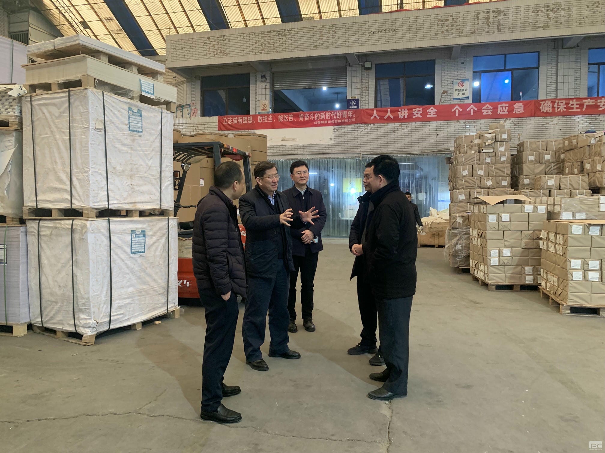 春节送温暖 关爱暖人心——集团向导到地创光电慰问老干部和生产一线职工_J9集团新闻_新闻中心_J9集团有限责任公司