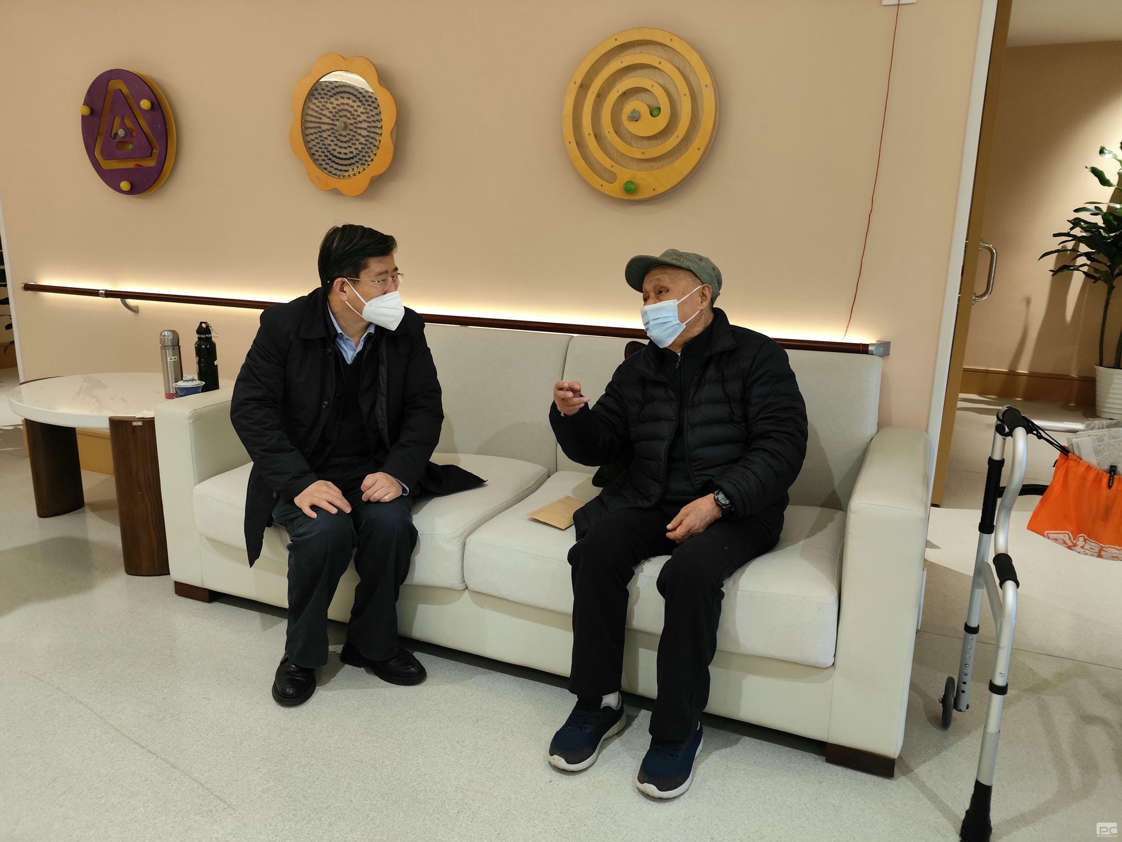 春节送温暖 关爱暖人心——集团向导到地创光电慰问老干部和生产一线职工_J9集团新闻_新闻中心_J9集团有限责任公司