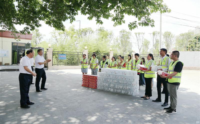 集团向导到测绘公司宣贯省委十二届五次全会精神，，，，，开展夏送清凉活动