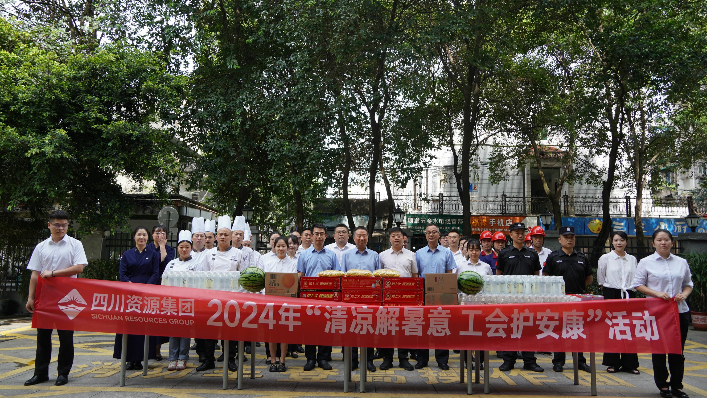 集团向导赴置业集团项目一线开展“送清凉”工会慰问活动_下层动态_新闻中心_J9集团有限责任公司